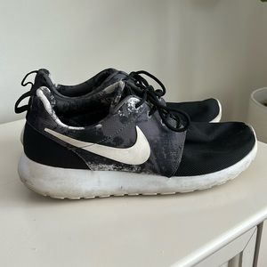 Nike Women’s Rosche Run Sneakers size 9 limited edition